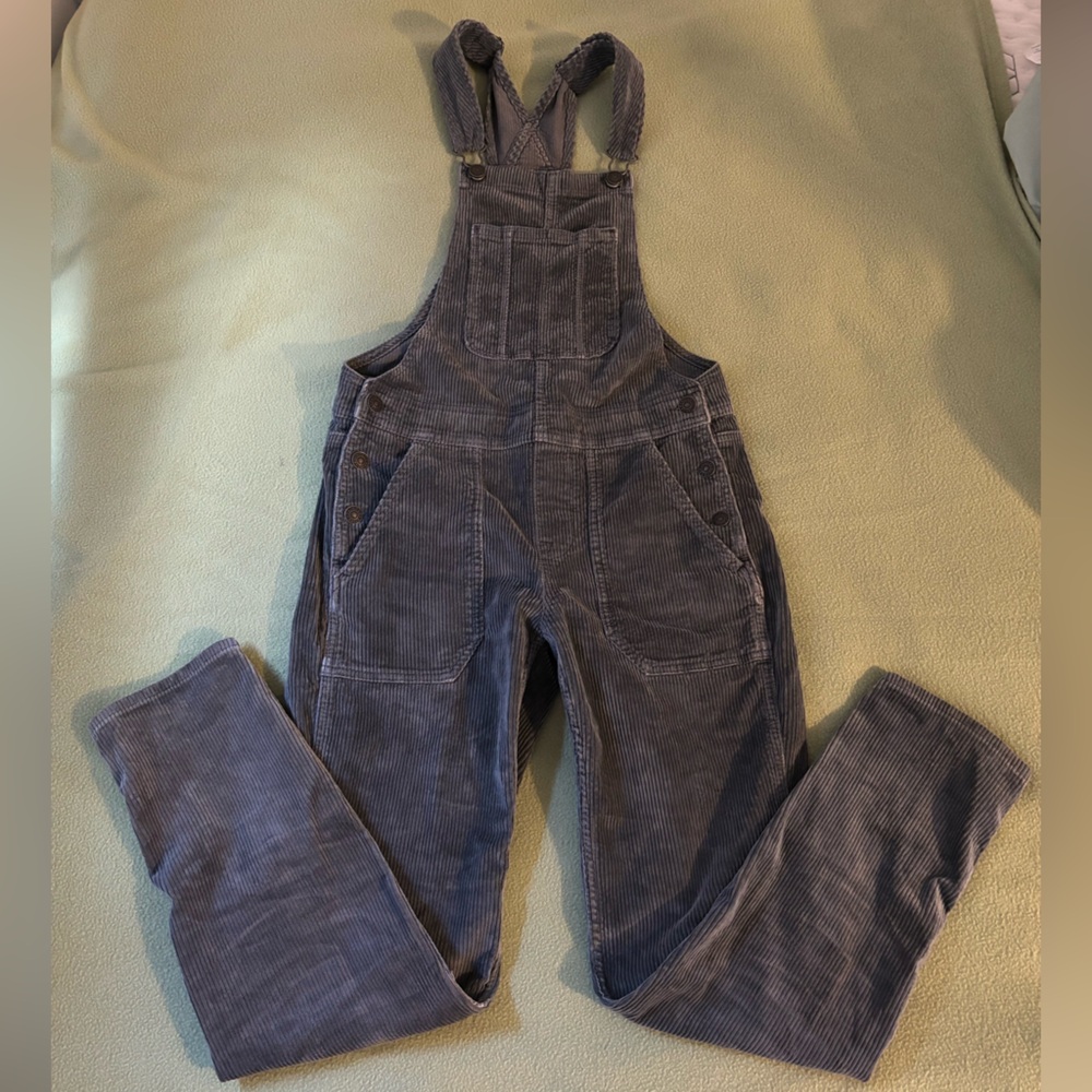 BRAND NEW! These are Women’s American Eagle Overalls. Size XS.